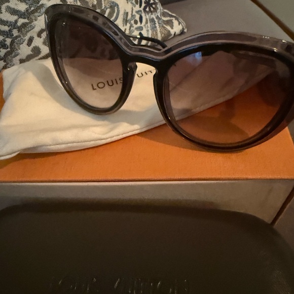 🕶️Louis Vuitton Black Sunglasses in great condition full inclusion 🕶️ - Picture 3 of 17